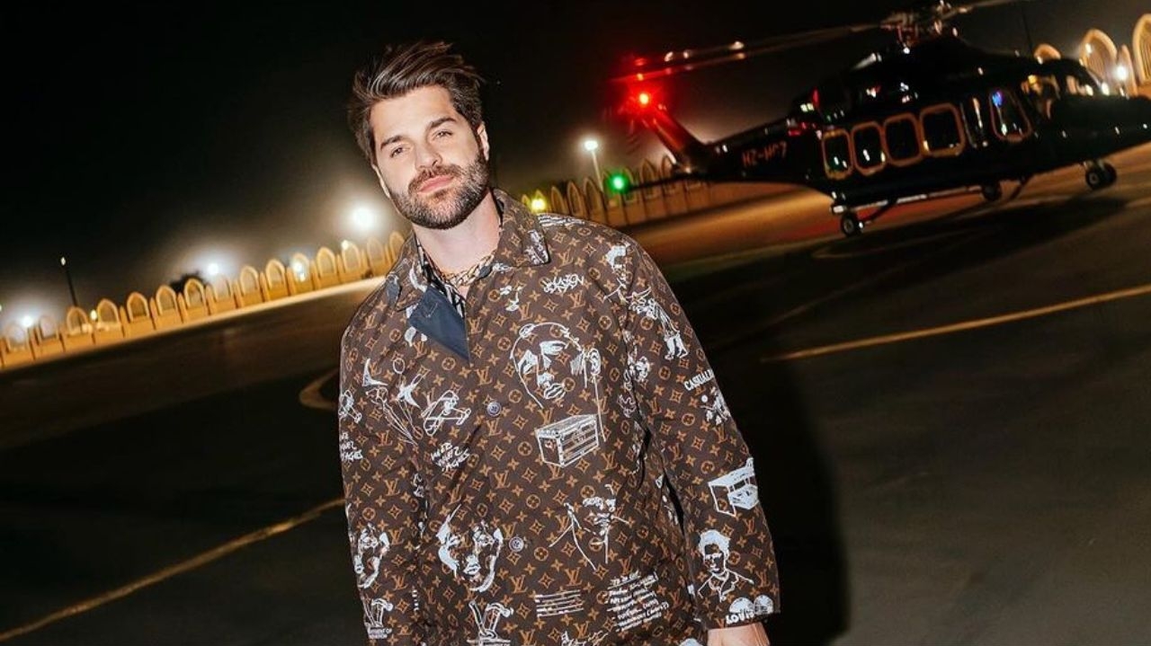 Alok arrasta foliões em Salvador com trio elétrico futurista