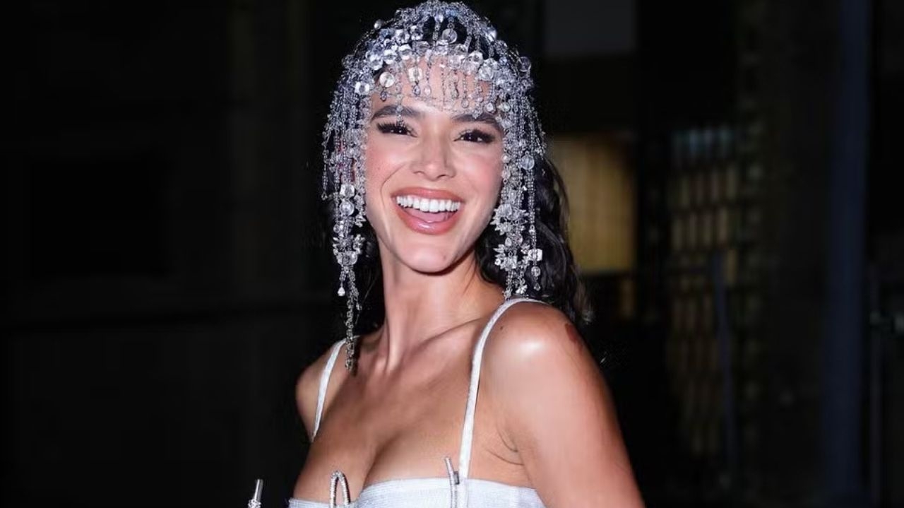 Bruna Marquezine usa traje de biquíni melindrosa de cristais para baile da Arara