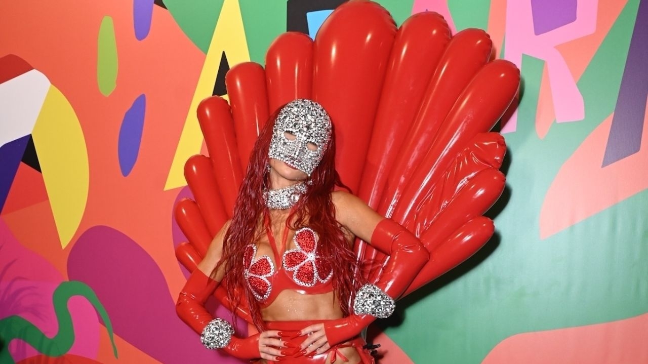 Looks extravagantes das celebridades dominam o Baile da Arara