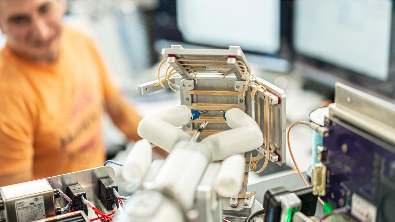 Pequeno robô realiza primeira performance cirúrgica no espaço