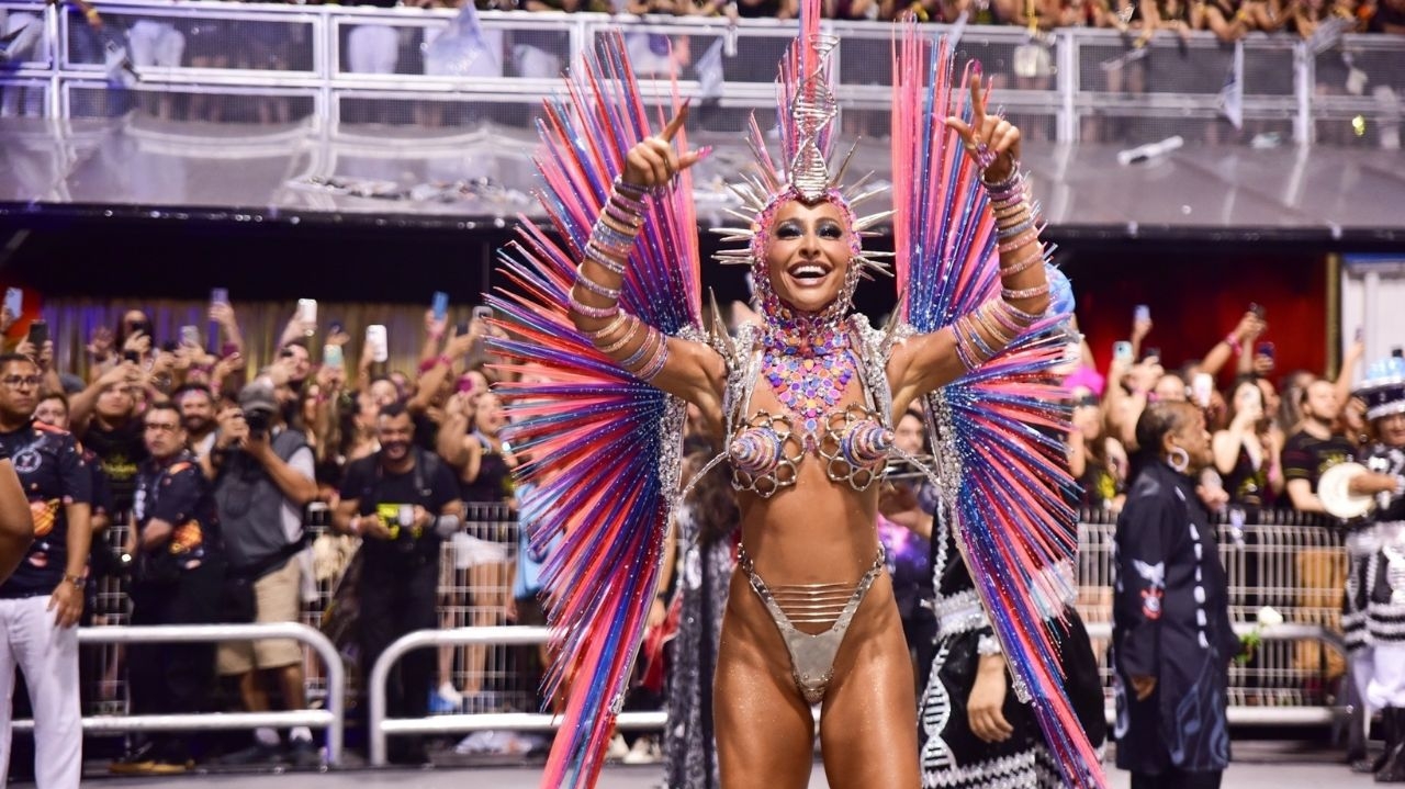 Sabrina Sato brilha em dupla jornada de Carnaval como rainha de bateria