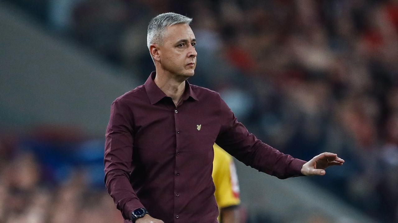 Tiago Nunes, técnico do Botafogo, sai em defesa do seu elenco