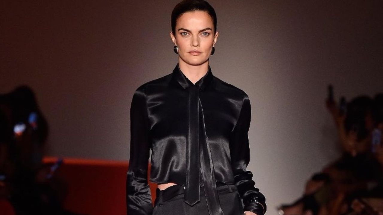 Barbara Fialho desfila em evento de 30 anos da HIT