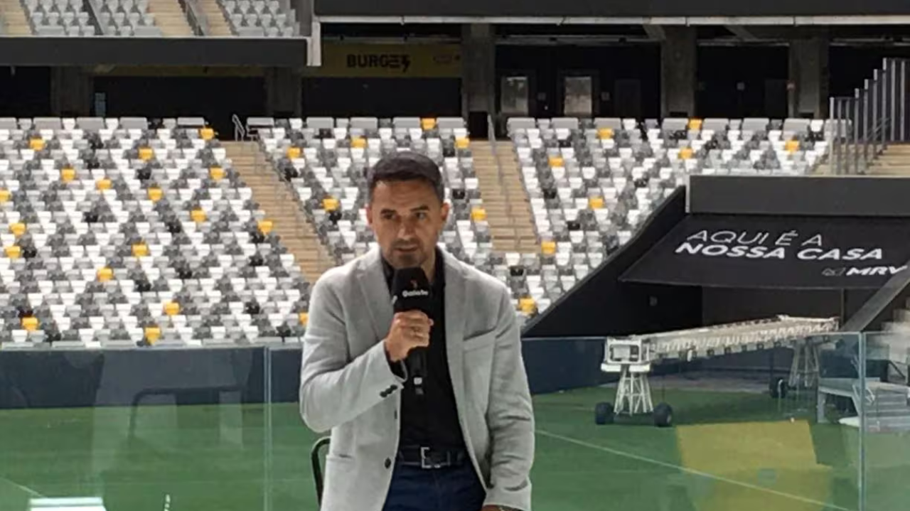 Rodrigo Caetano concede coletiva na Arena MRV