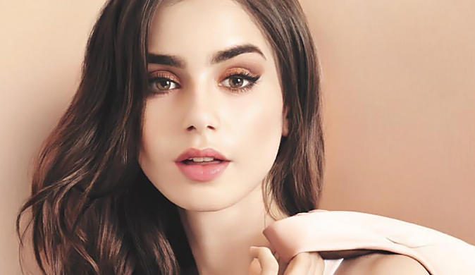 Fim das gravações de Emily em Paris conta com comemoração de Lily Collins