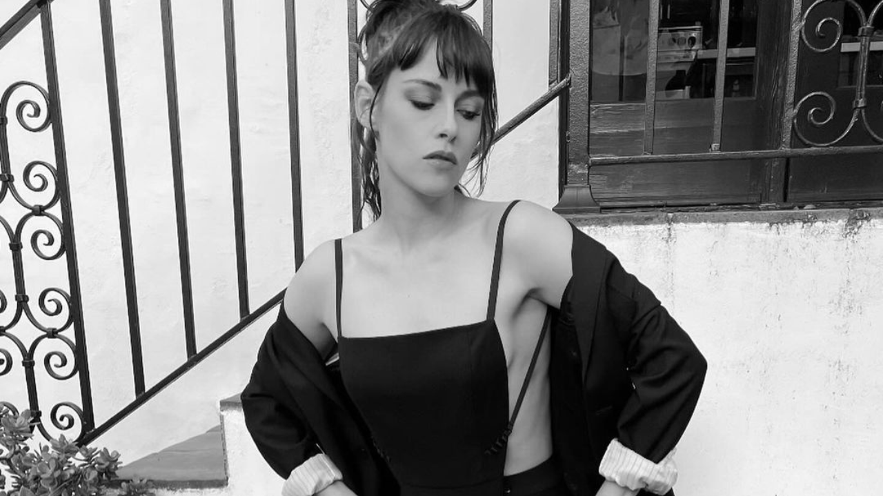 Kristen Stewart comparece à estreia de seu novo filme com look ousado