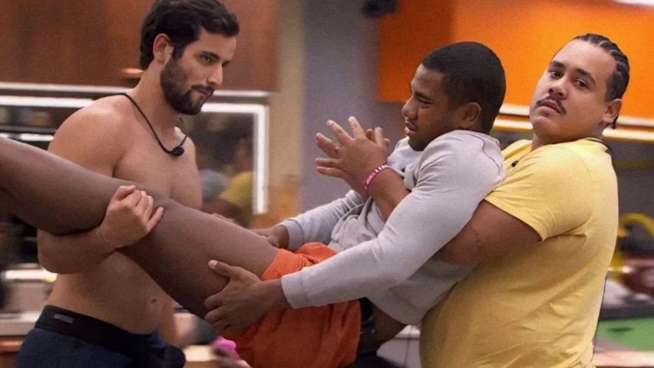 BBB 24: Davi passa mal e é carregado até atendimento médico