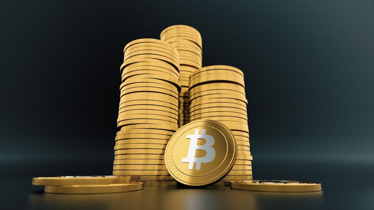 Bitcoin bate mais um recorde e chega a valer US$ 70 mil