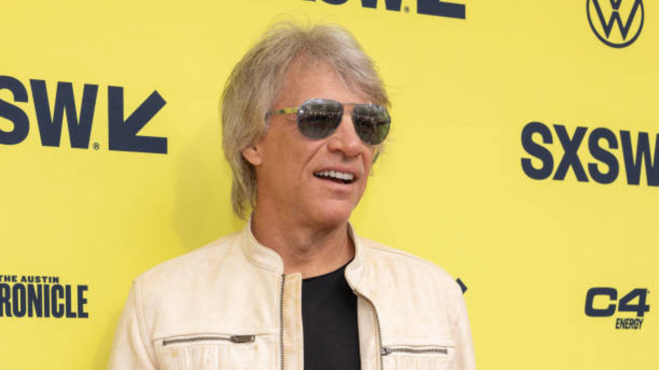 Jon Bon Jovi enfrenta incerteza sobre volta aos palcos devido à cirurgia nas cordas vocais
