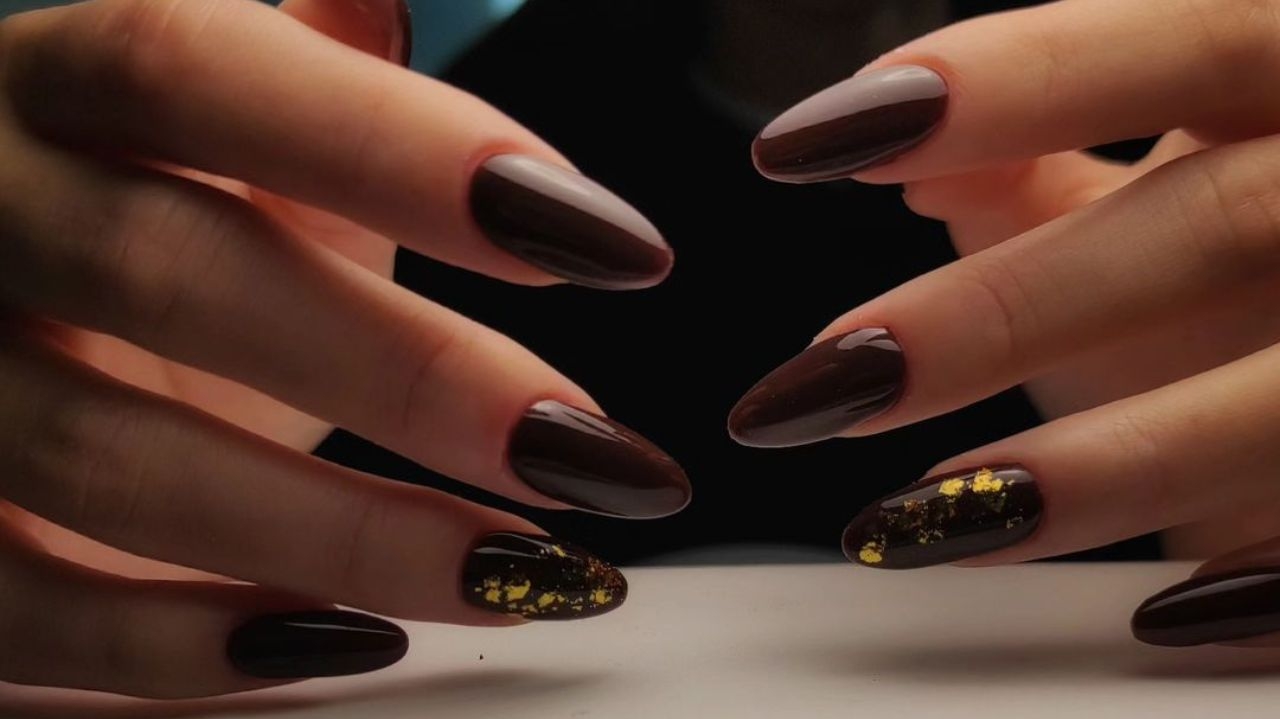 Confira inspirações de unhas marrons para este outono