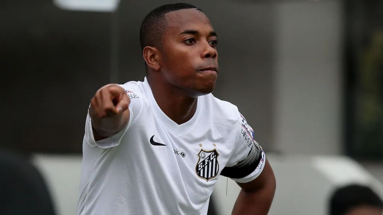 Em regime de observação, Robinho passa suas primeiras noites preso em cela pequena e sem visitas