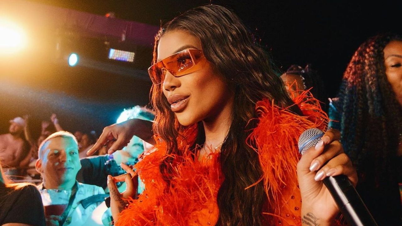 “Piña Colada”: Ludmilla lança prévia de seu primeiro single em inglês e espanhol
