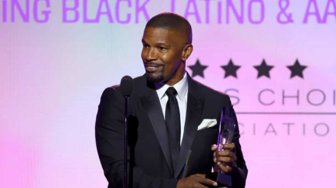 Jamie Foxx retorna triunfantemente ao Beat Shazam após a complicação médica