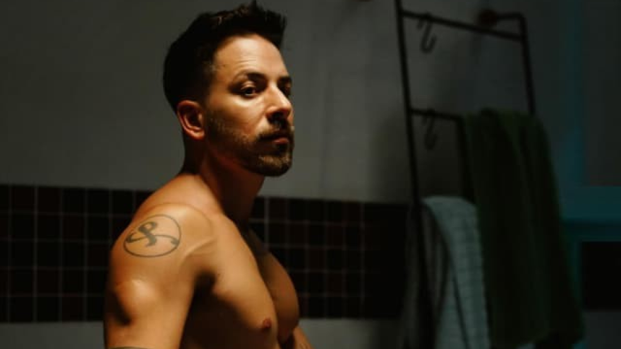 Junior Lima surpreende ao posar nu para promover seu novo álbum