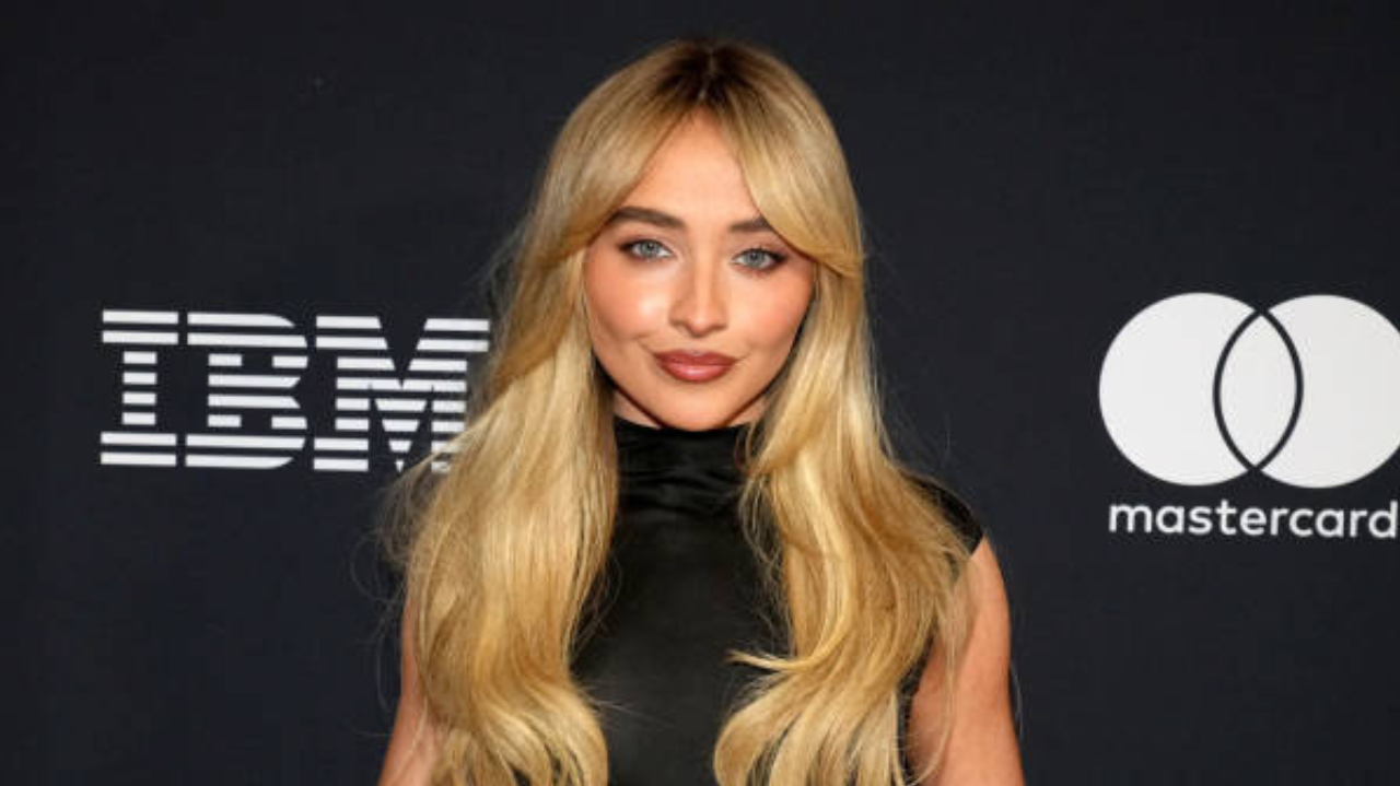 Sabrina Carpenter é sucesso com o single “Feather” em 1° lugar na parada nos EUA