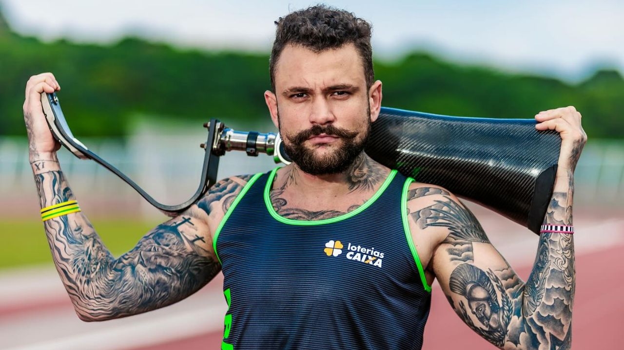 Ex-BBB Vinicius sofre acidente de ônibus e ajuda a salvar passageiros