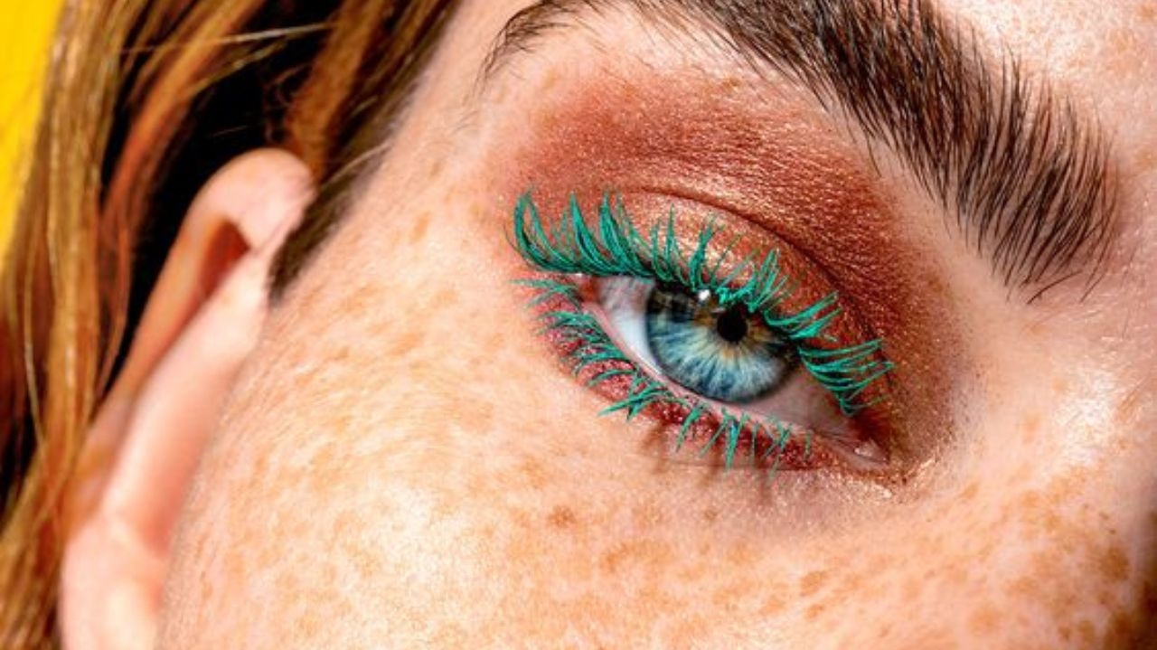 Máscara de cílios colorida está de volta às tendências