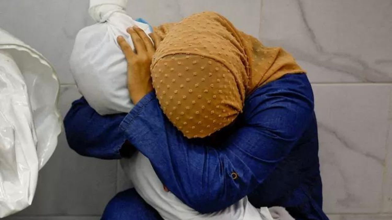 Imagem de palestina abraçando a sobrinha morta ganha prêmio World Press Photo de 2024