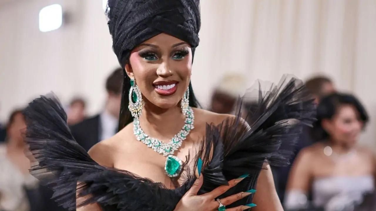 Met Gala 2024: Cardi B cobre os degraus do museu com seu vestido enorme