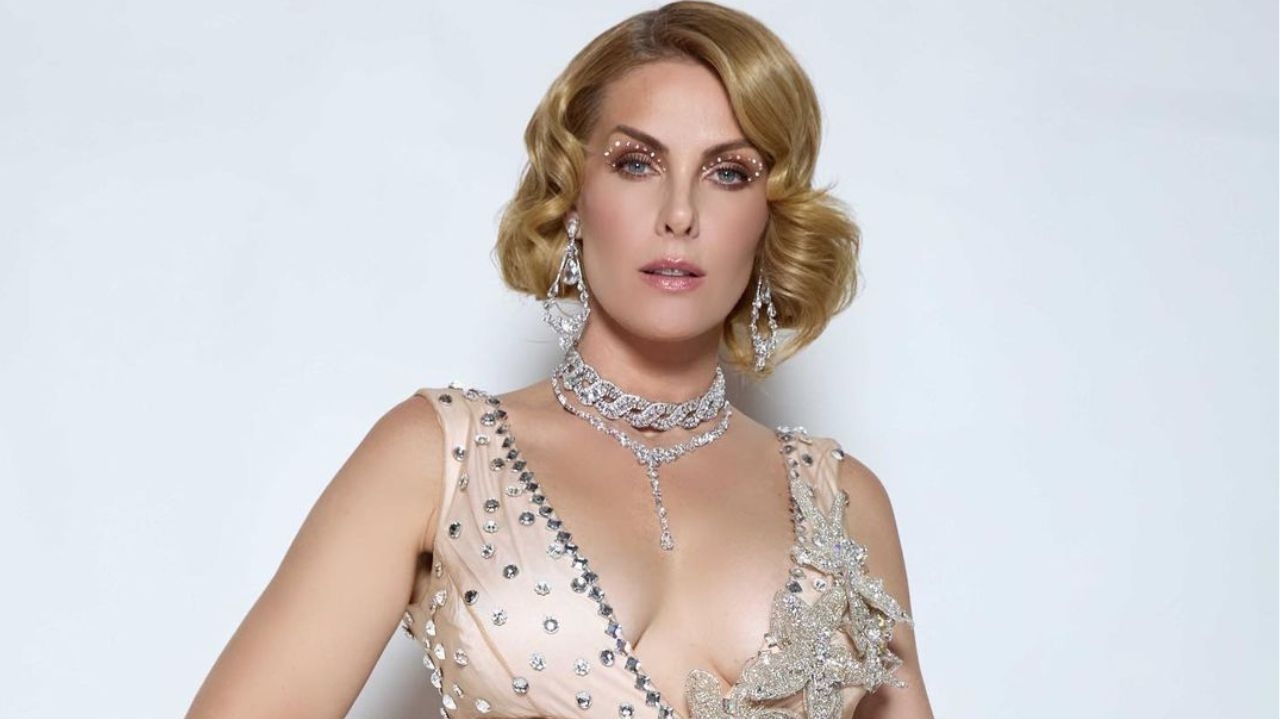 Ana Hickmann desfila com vestido de cristais Swarovski