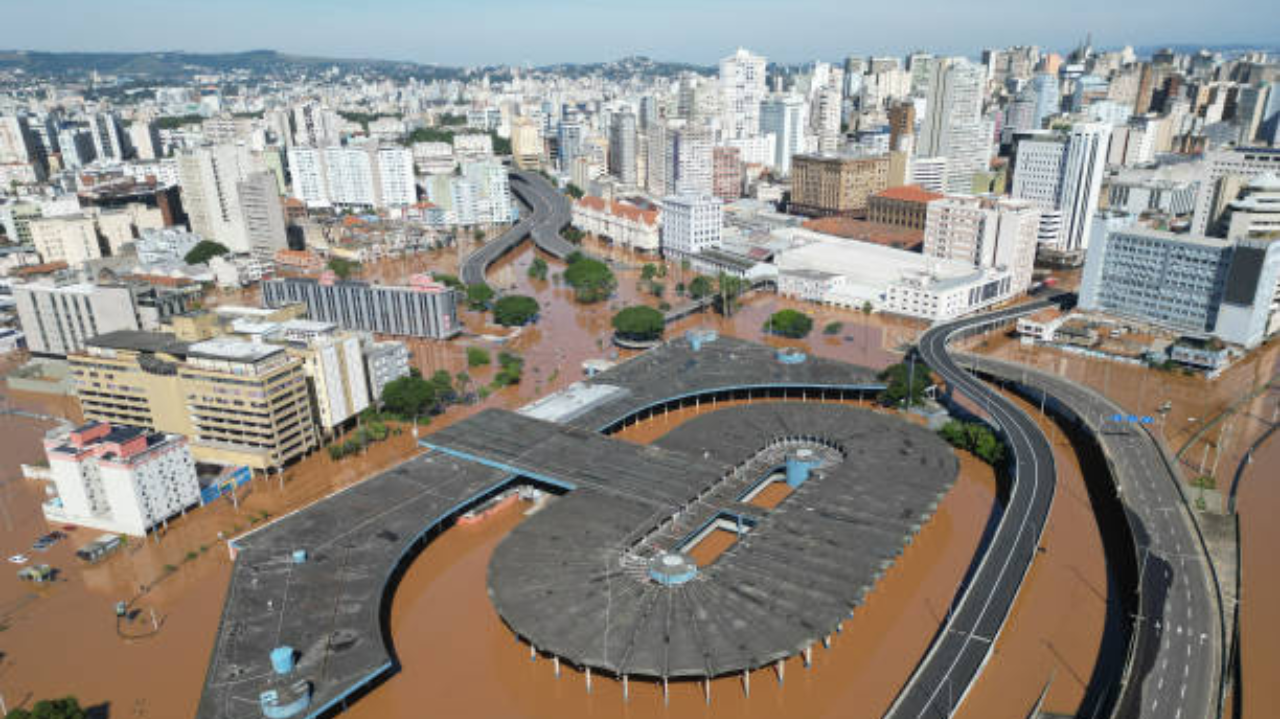 Governo do RS antecipa pagamento de auxílios aos desabrigados