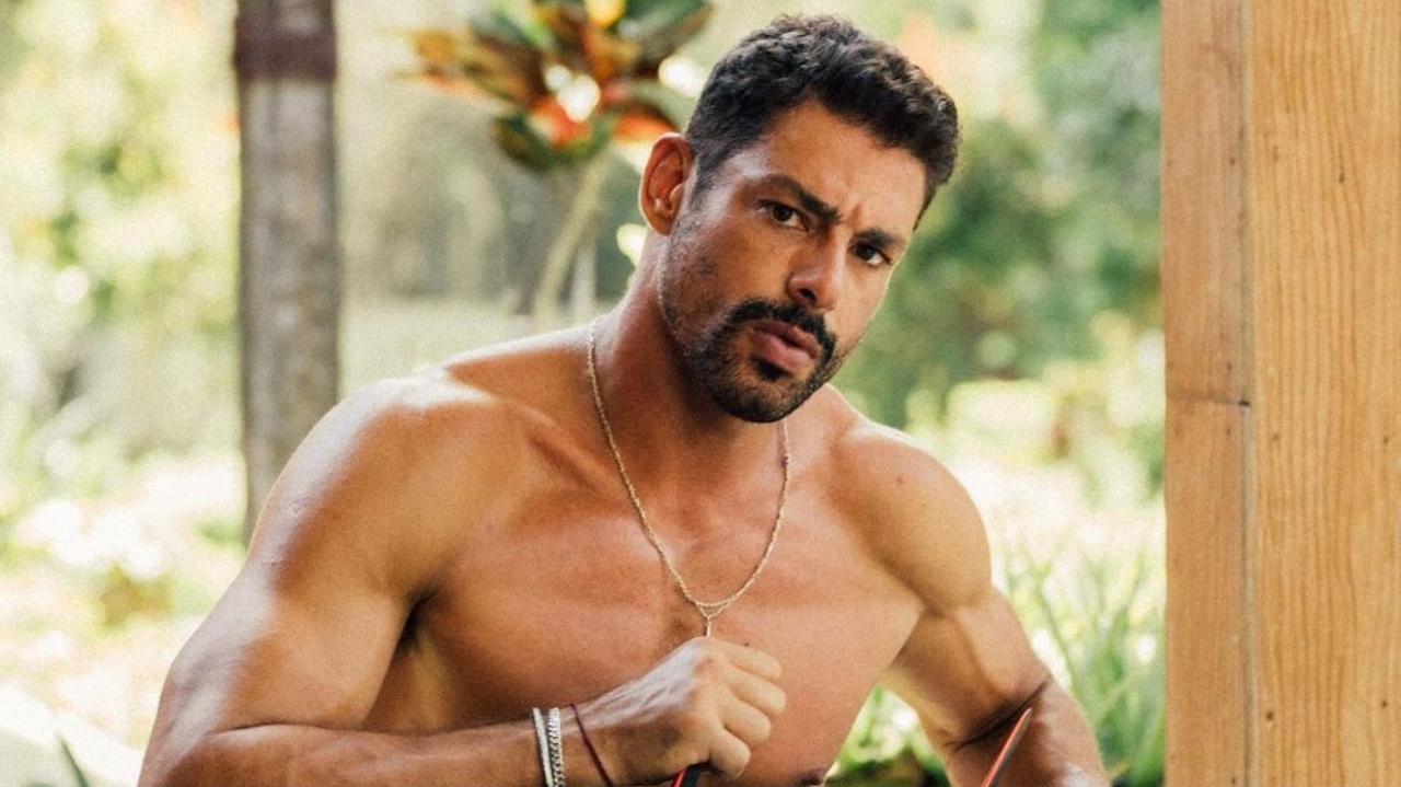 Cauã Reymond surfa na Prainha para celebrar mais um aniversário