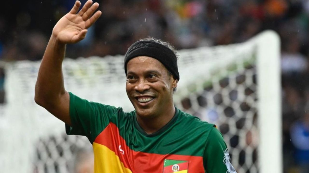 Ronaldinho Gaúcho marca dois gols no “Futebol Solidário” e é ovacionado no Maracanã
