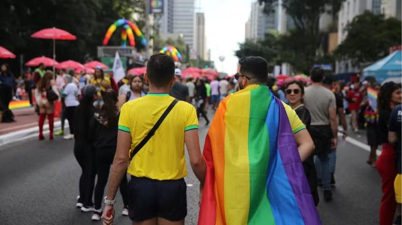 Multidão participa da 28ª parada LGBTQI+ em São Paulo