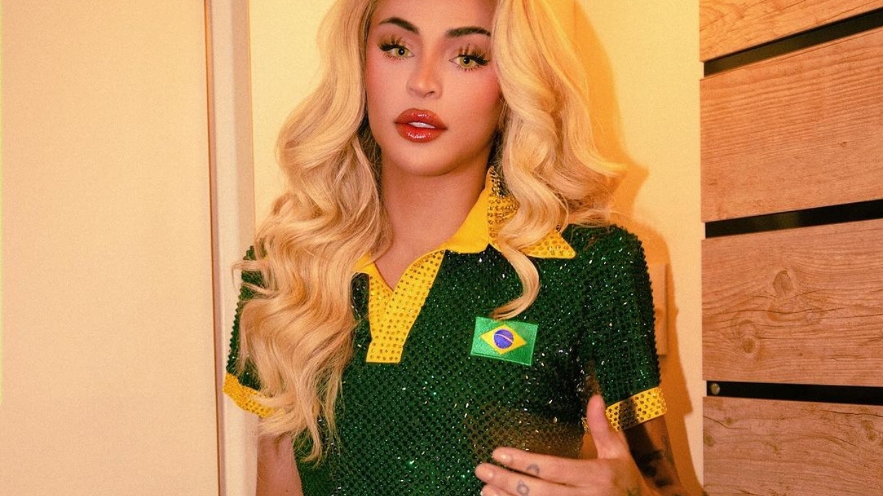 Pabllo Vittar usa camiseta da seleção brasileira na 28ª Parada do Orgulho +LGBTQIAPN