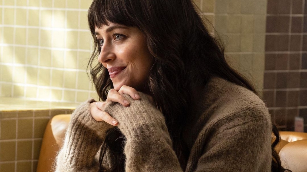 Dakota Johnson impressiona com look azul e preto