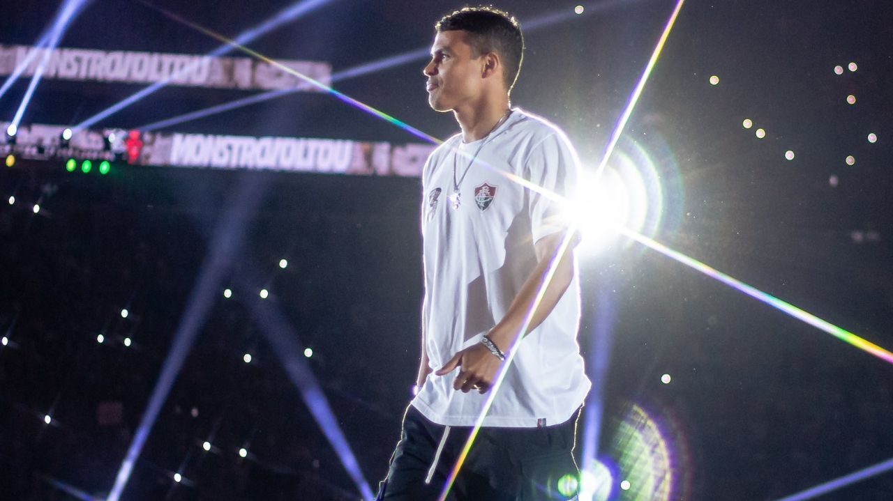 Com Maracanã lotado, Thiago Silva é apresentando no Fluminense