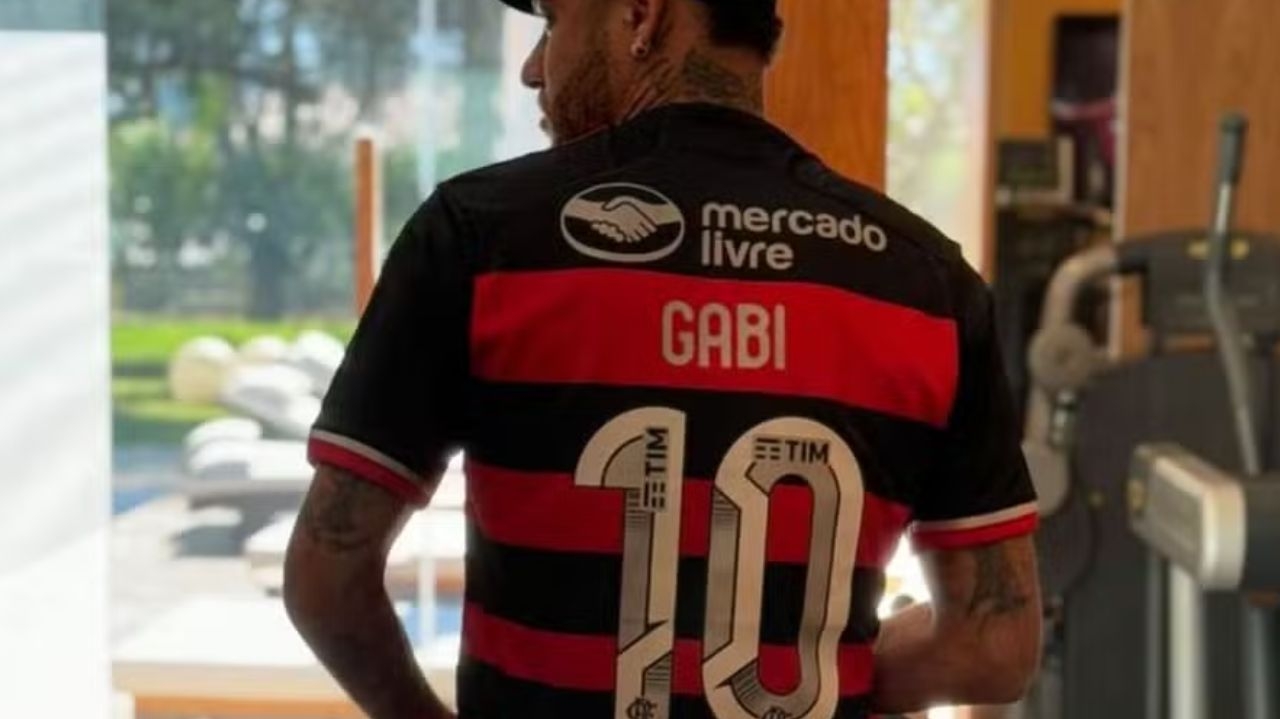 Neymar aparece nas redes sociais vestindo camisa do Flamengo e recebe resposta de Gabigol
