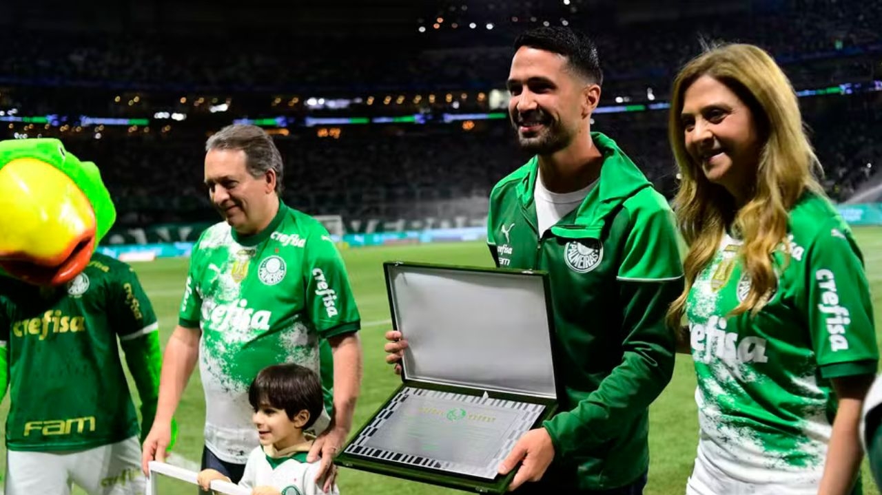 Luan recebe homenagens em sua despedida e ganha placa do Palmeiras