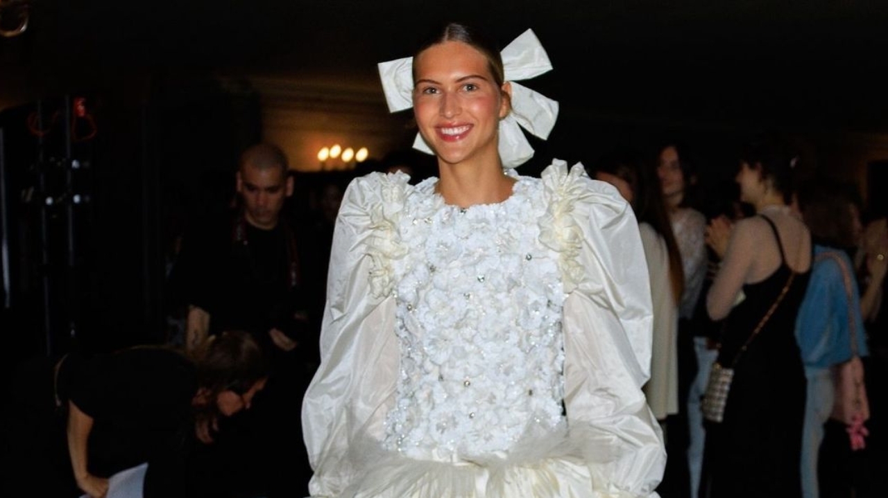 Chanel encerra desfile na semana da Alta-costura com vestido de noiva