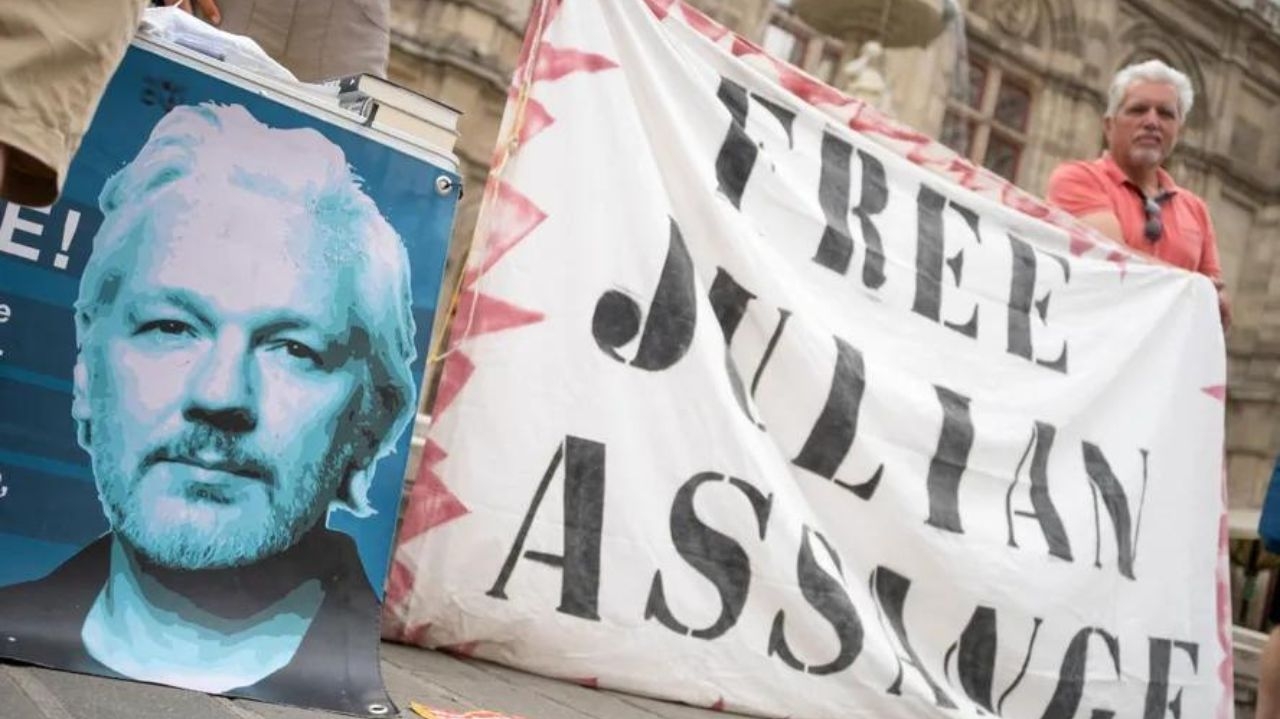 Com acordo de confissão firmado, Julian Assange está livre