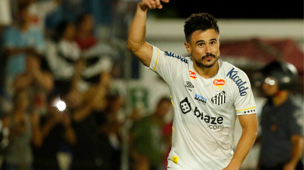 Com gol nos acréscimos, Santos vence Chapecoense e volta ao G4