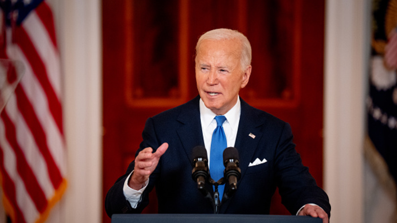 Biden afirma que continuará na disputa pela presidência dos EUA
