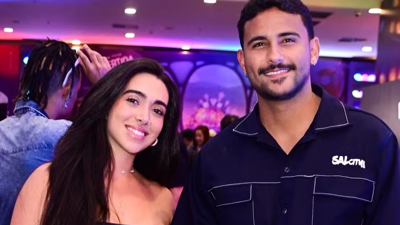 Agarradinhos, Lucas Pizane e Giovanna posam em foto na Amazônia