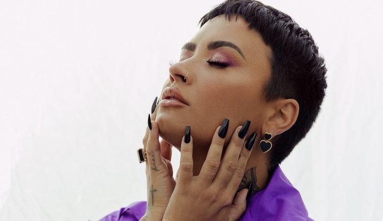 Conheça os looks e maquiagens de Demi Lovato