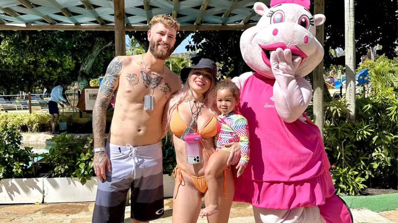 Karoline Lima é pedida em casamento por Léo Pereira