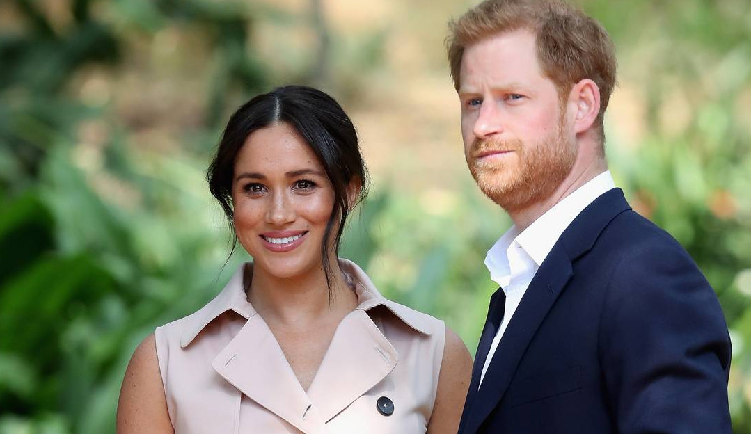 Príncipe Harry e Meghan Markle satirizam a reação da realeza às acusações de racismo.