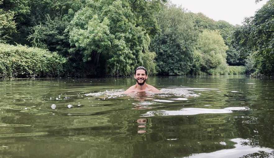 Ben Barnes comemora seu aniversário com um mergulho, e anuncia: “/Isto é 40!”/