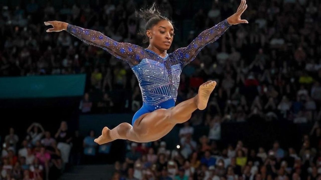 Simone Biles tem atuação incrível e se consagra bicampeã olímpica no individual geral