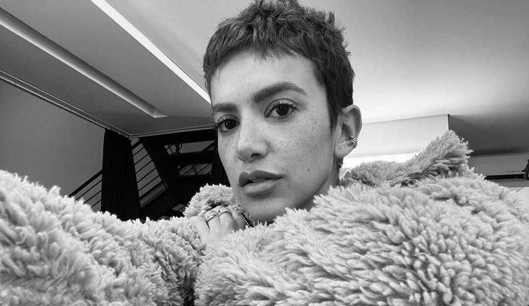 Manu Gavassi surge ruiva após nove meses longe das redes sociais