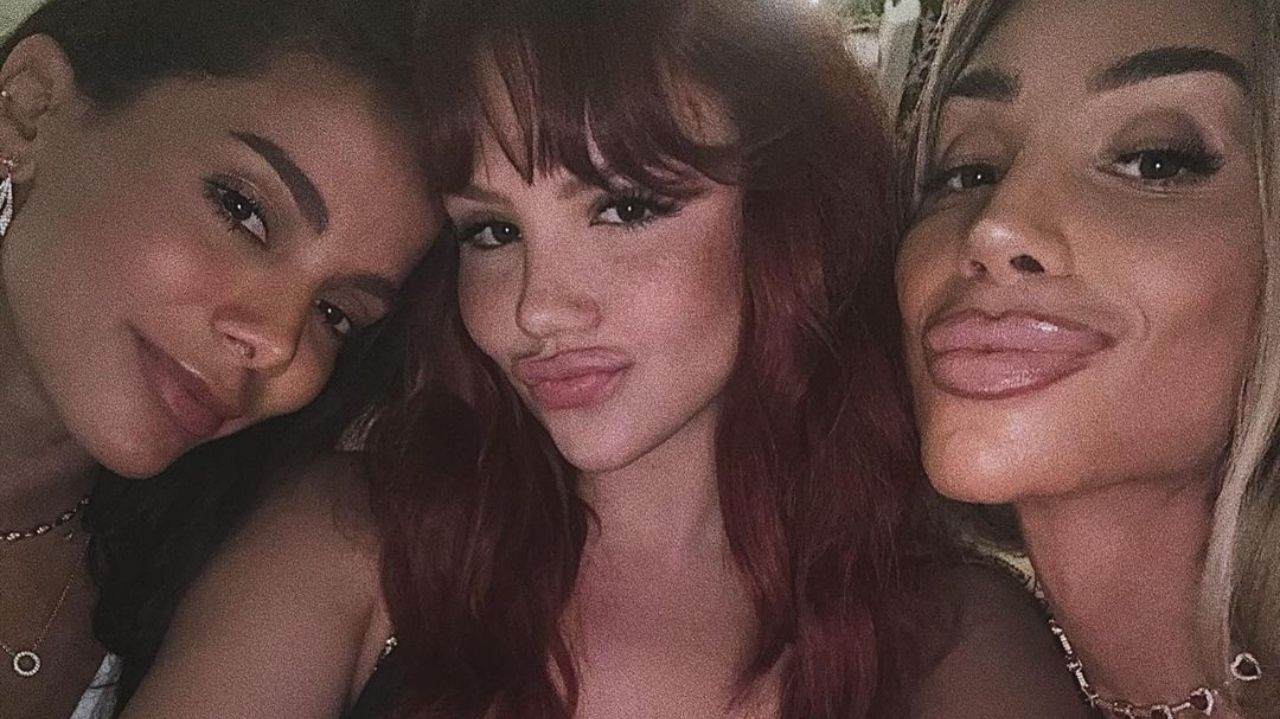 Maya Massafera curte viagem para a Grécia ao lado de Anitta e outras amigas