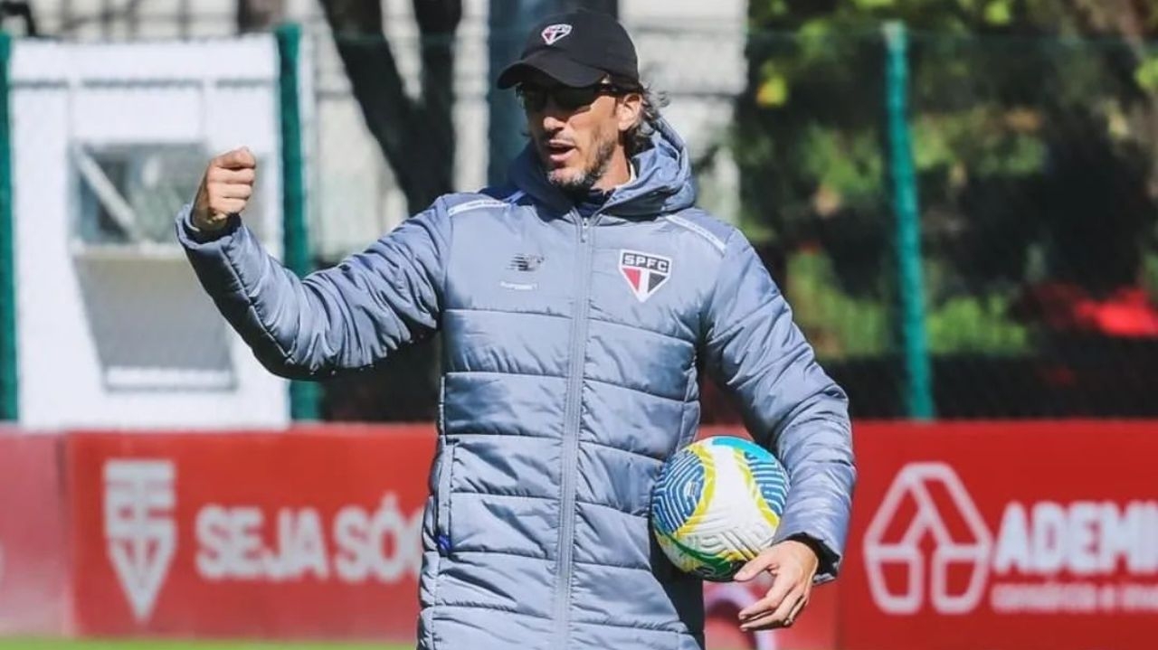 Zubeldía recebe mais cartões que jogadores do São Paulo