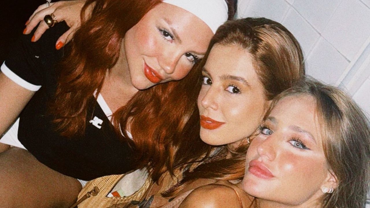 Giovanna Lancellotti curte o verão europeu ao lado de Bruna Griphao e Vivi