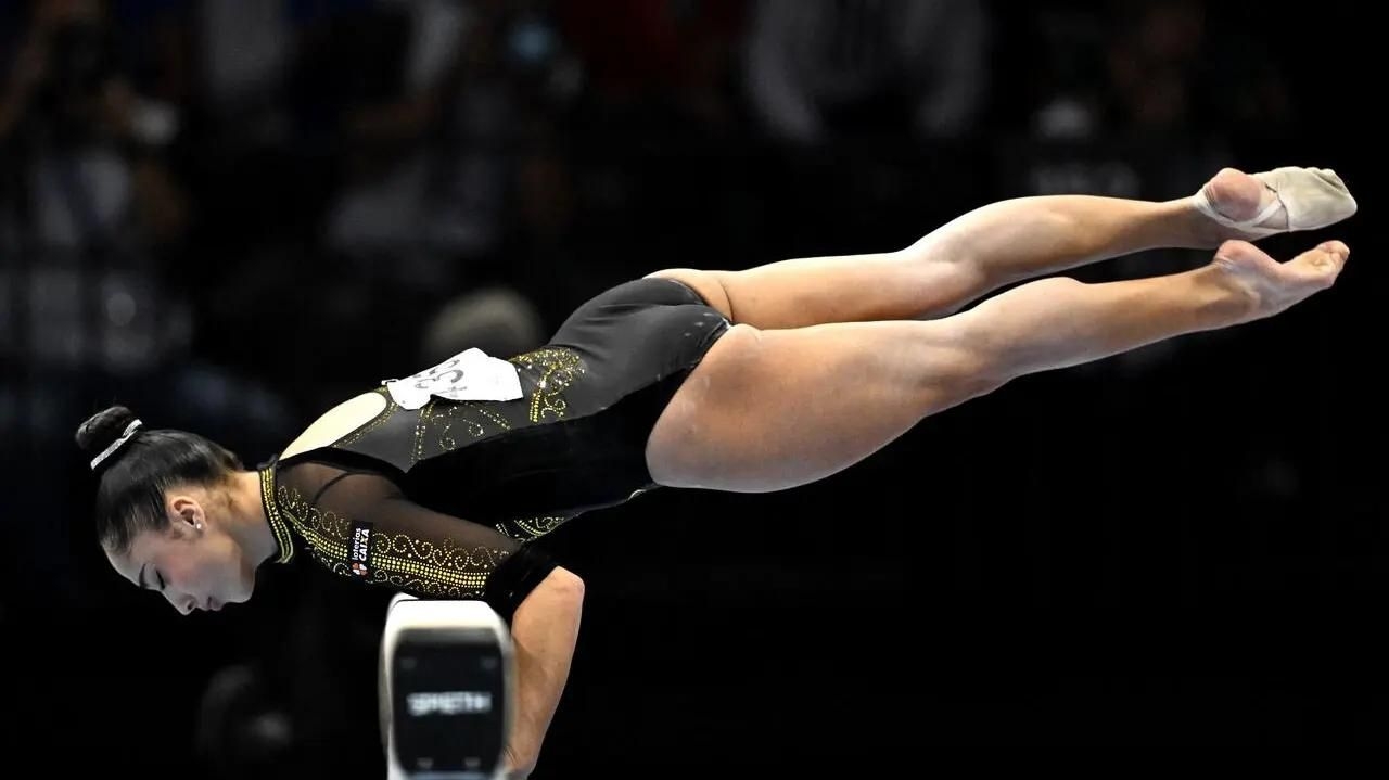 Vídeo de ginasta americana viraliza após tentar fazer a entrada “Soares”, de Julia Soares, na trave e mostrar hematomas