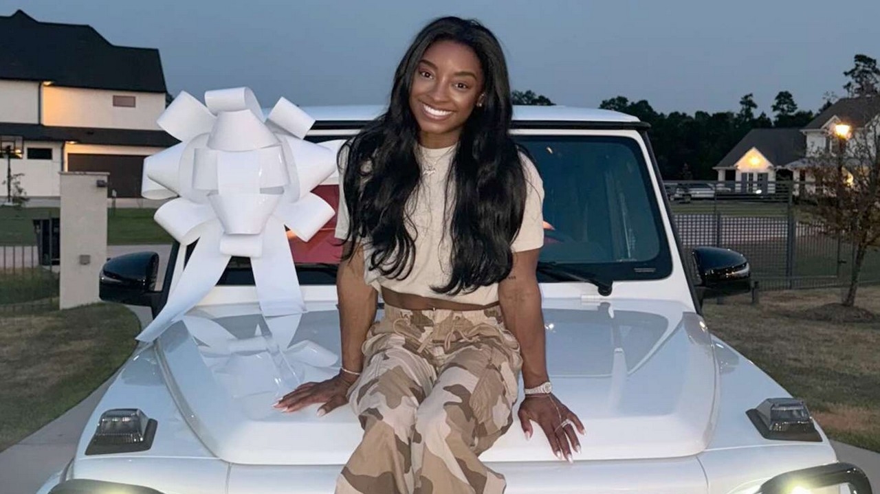 Simone Biles exibe seu novo carro nas redes sociais