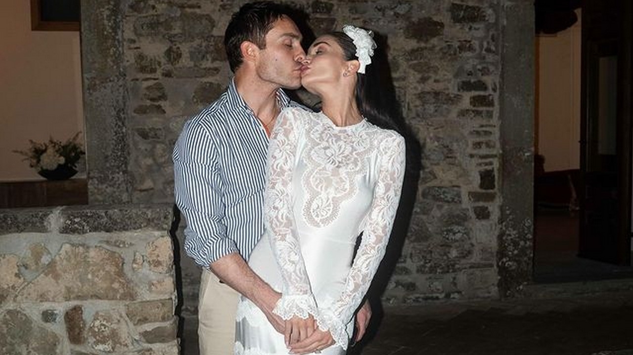 Ator de “Gossip Girl” celebra casamento em cerimônia íntima na Itália